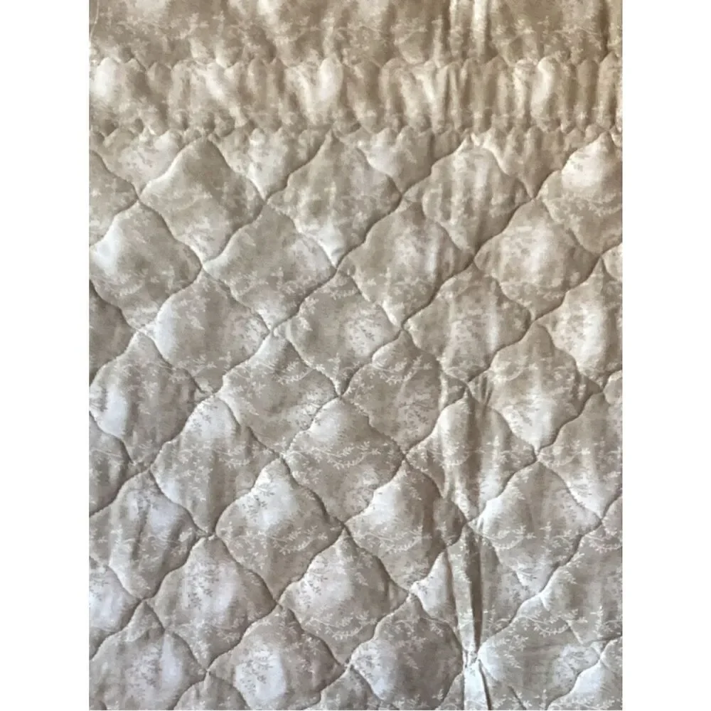 NWT. Hand Crafted Honey Bees Quilt